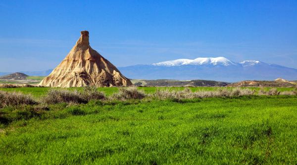 Castildetierra eta Moncayo mendia elurtuta urrunean